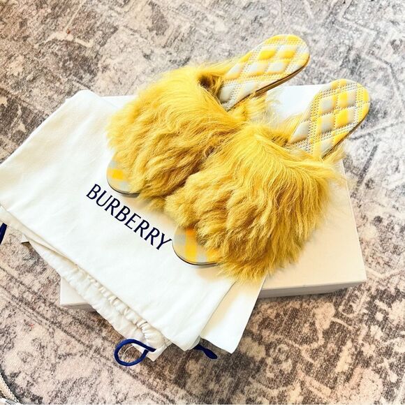 NWT Burberry Minnie Shearling Fur Slide Sandals Yellow 36 - Picture 1 of 11